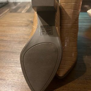 Never Worn Pink Lily Yasmin Brown Snake Skin Booties